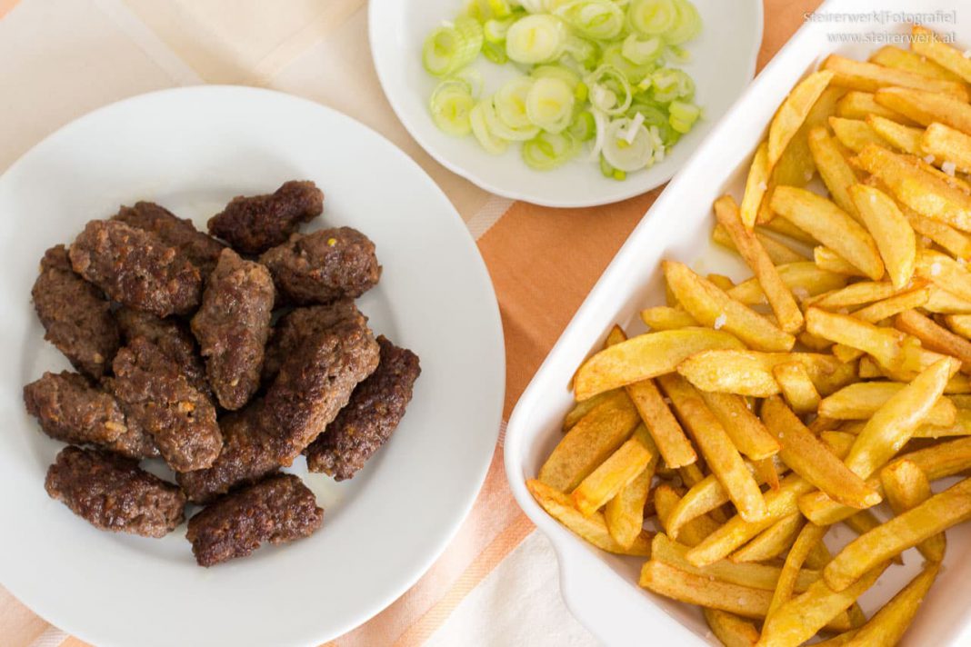 Cevapcici mit Beilagen Rezept - gegrillt wie im Urlaub | kroatien-reise.at