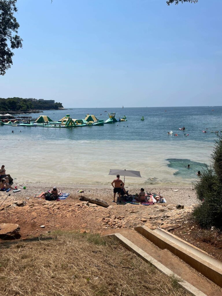 Algenteppich vor Strand in Kroatien